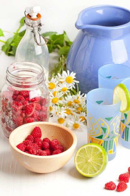 Gläser Limonade und Himbeeren