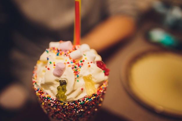 Gläser Milchshake-Frappé-Eiskaffee und Smoothie mit Schlagsahne