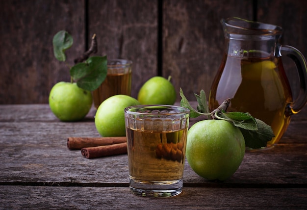 Gläser mit Apfelsaft auf Holztisch. Selektiver Fokus