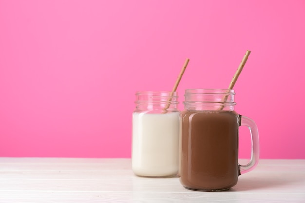 Gläser mit aromatisierten Milchshakes