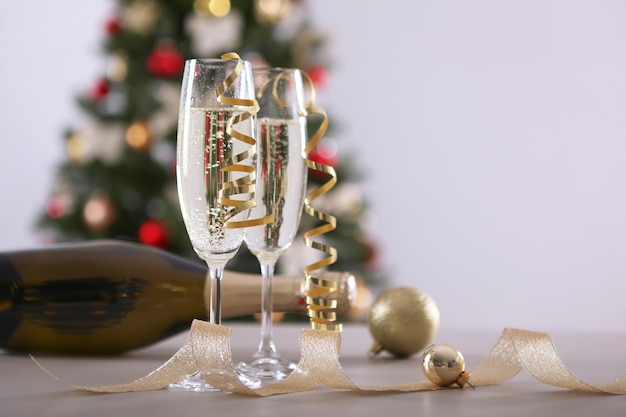 Gläser mit Champagner auf dem Tisch Neujahrsfeiertag