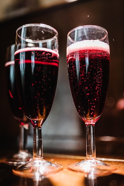 Gläser mit Champagner auf dem Tisch Party- und Feiertagsfeierkonzept