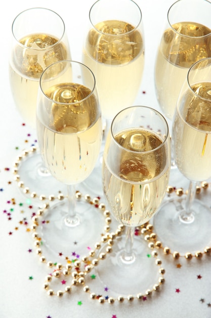 Foto gläser mit champagner auf glänzendem hintergrund