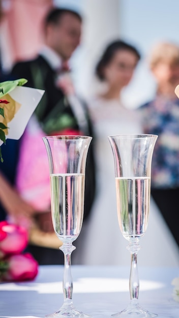 Foto gläser mit champagner bei einer hochzeit auf dem hintergrund der jungvermählten 2