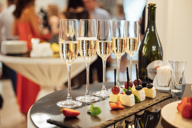 Gläser mit Champagner und Früchten am Buffettisch in einem Restaurant oder in der Hotellobby