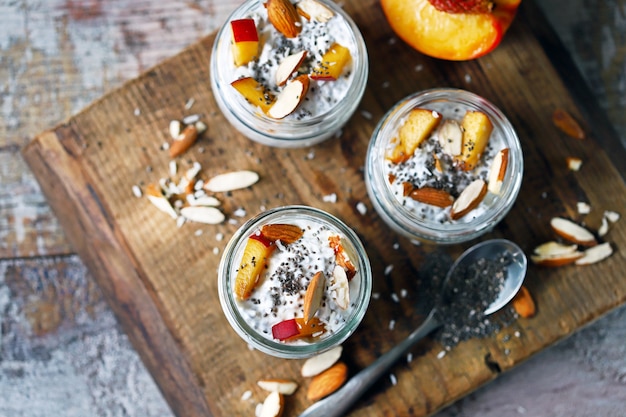 Gläser mit Chia-Joghurt. Frühstückstrend.