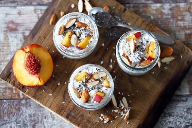 Gläser mit Chia-Joghurt. Frühstückstrend.