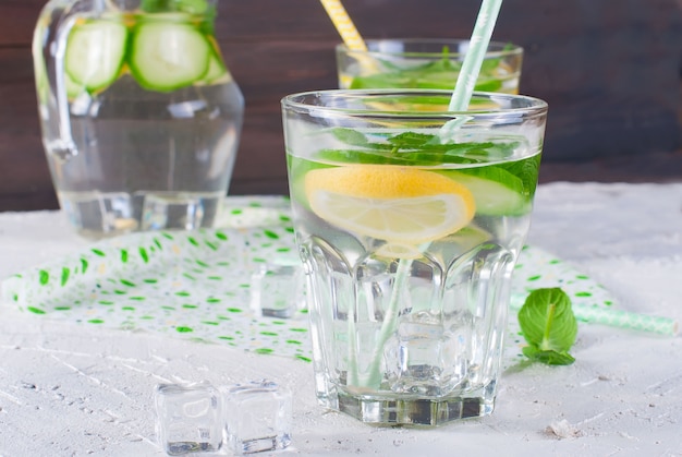 Gläser mit Detox frische Bio-Gurke, Zitrone und Minze Wasser