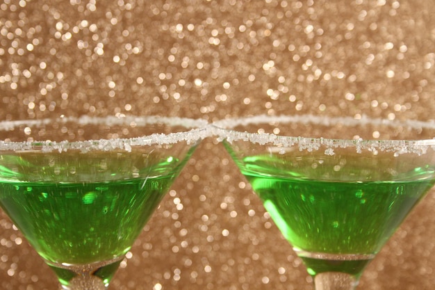 Gläser mit einem grünen Cocktail