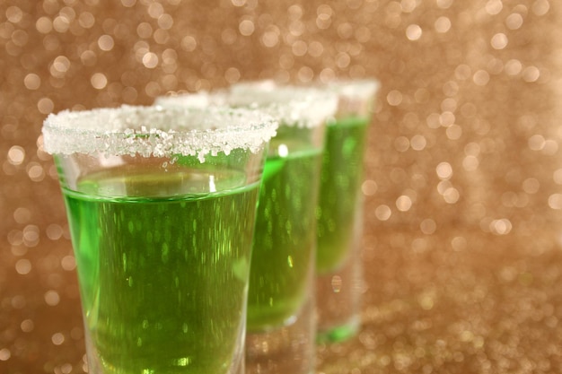 Gläser mit einem grünen Cocktail