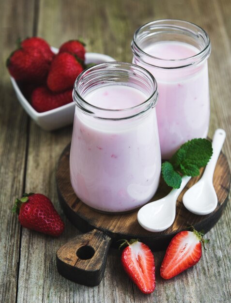 Gläser mit Erdbeerjoghurt