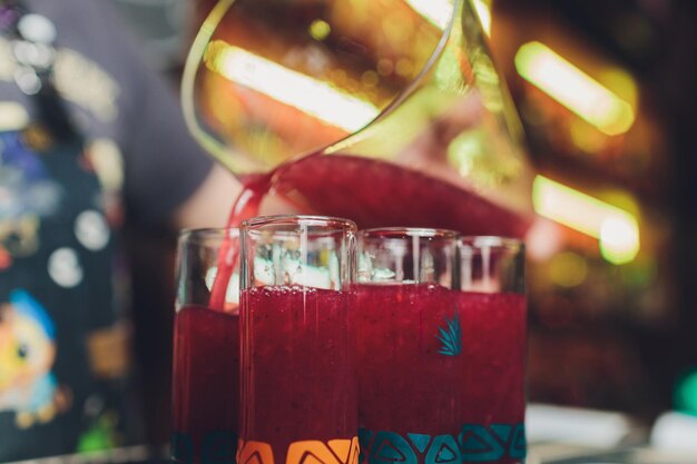 Gläser mit frischem Saft auf einem alten Holztisch