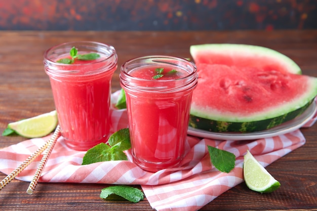 Gläser mit frischem Wassermelonen-Smoothie auf Holztisch