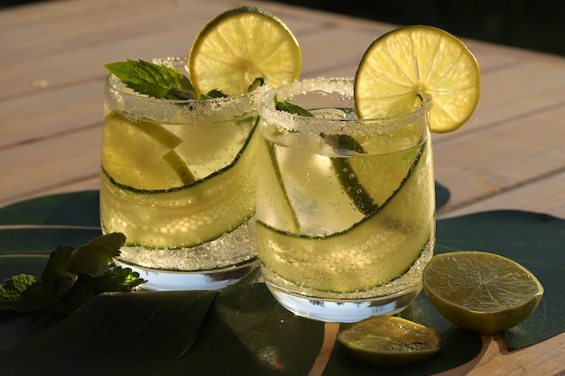 gläser mit frischer kalter limonade mit minze und limette