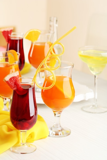 Gläser mit Fruchtcocktails in Party-Nahaufnahme