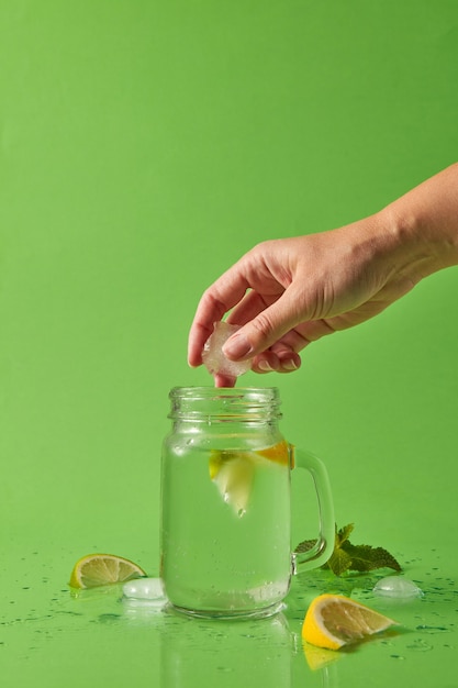 Gläser mit kaltem natürlichen Cocktail hausgemacht