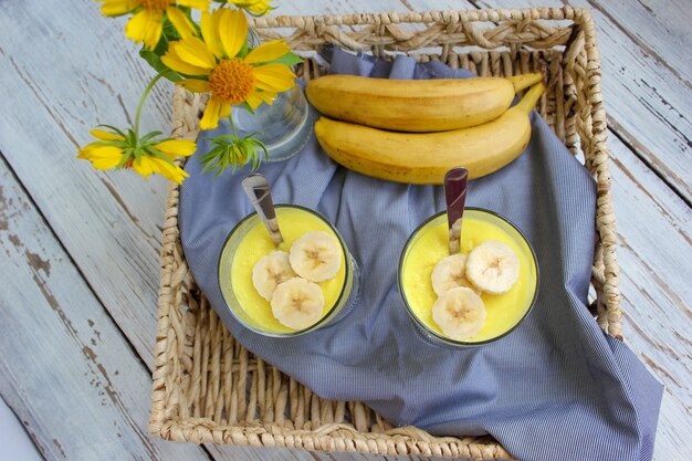 Gläser mit köstlichem Bananenpudding auf Behälter zum Frühstück