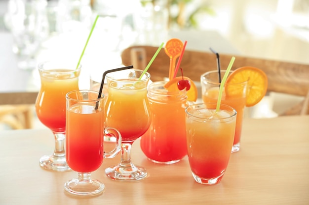 Gläser mit köstlichen Tequila Sunrise Cocktails auf dem Tisch