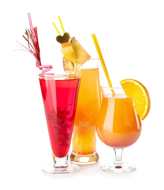 Gläser mit leckeren Sommercocktails auf Weiß