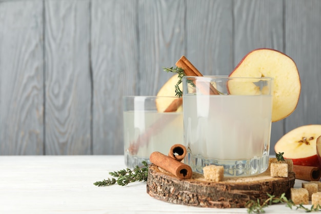 Gläser mit Limonade auf Holzoberfläche, Nahaufnahme