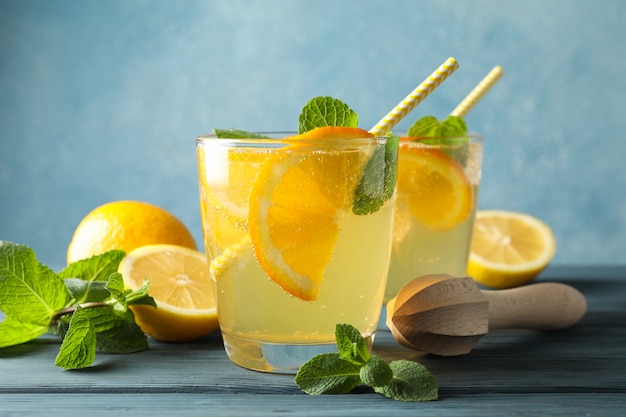 Gläser mit Limonade auf Holzoberfläche