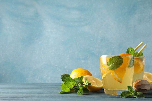 Gläser mit Limonade auf Holzoberfläche