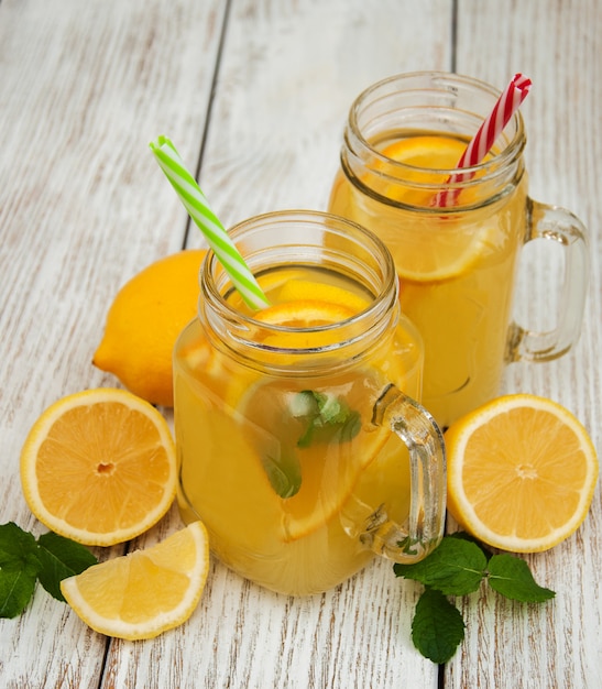 Gläser mit Limonade