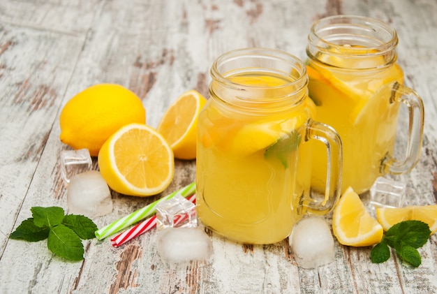 Gläser mit Limonade