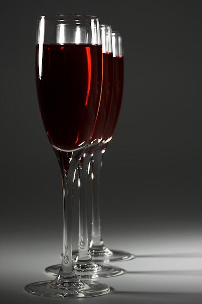 Gläser mit Rotwein