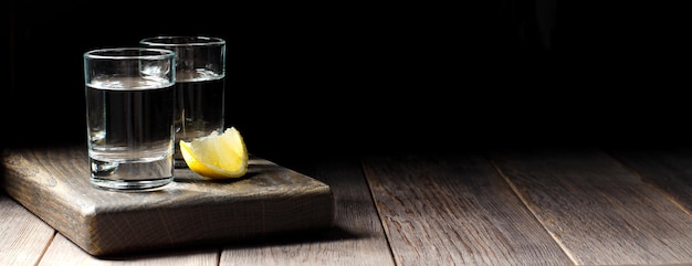 Gläser mit russischem Wodka auf braunem Holzhintergrund. Platz kopieren
