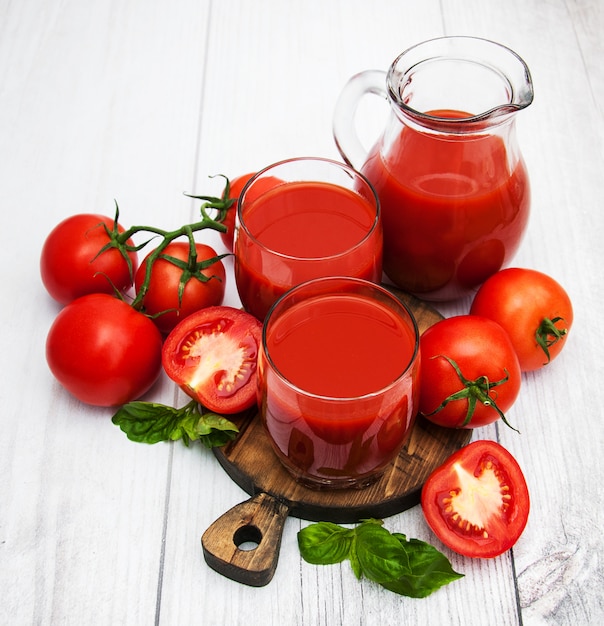 Gläser mit Tomatensaft