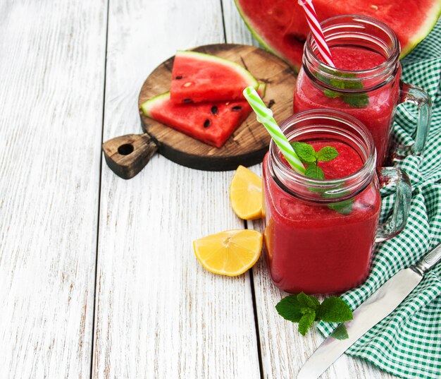 Gläser mit Wassermelonen-Smoothie