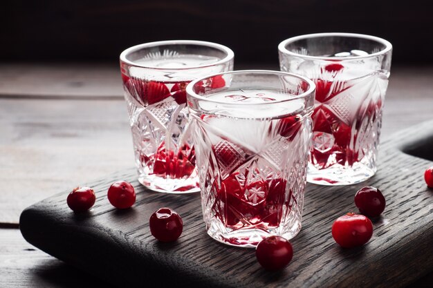 Gläser mit Wodka und Preiselbeeren