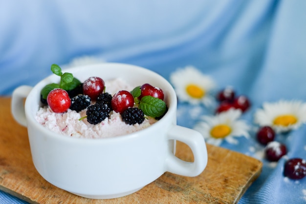 Gläser natürlicher weißer Joghurt mit Obstsalat mit rosa Drachenfrucht