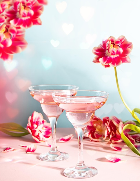 Gläser rosa Cocktail mit Blumen und Blütenblättern Geburtstagsfeier oder Valentinstag romantisches Paar Date-Konzept