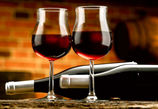 Gläser Rotwein in einem Verkostungskeller