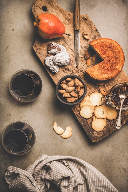 Gläser Rotwein und Weinhäppchen an Bord