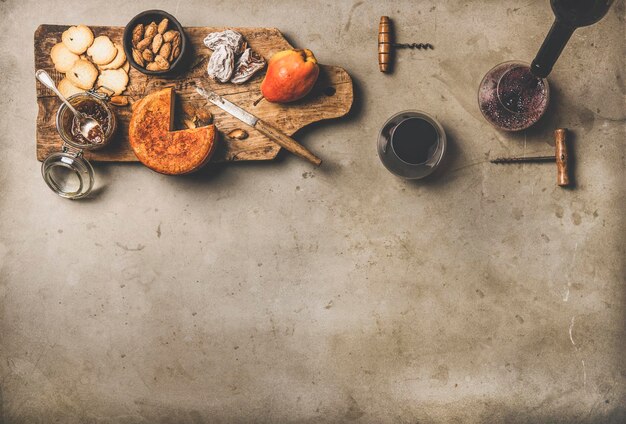 Gläser Rotwein-Vorspeisen an Bord kopieren Platz