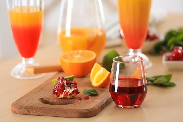 Gläser Tequila Sunrise Cocktail mit Zutaten auf Küchentisch