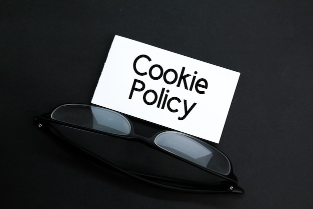 Gläser und weißes Papier mit dem Wort Cookie Policy