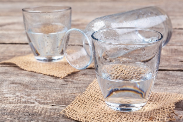 Gläser Wasser auf einem Holztisch