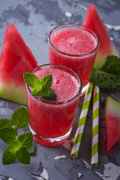 Gläser Wassermelone Smoothie mit Minze. Selektiver Fokus