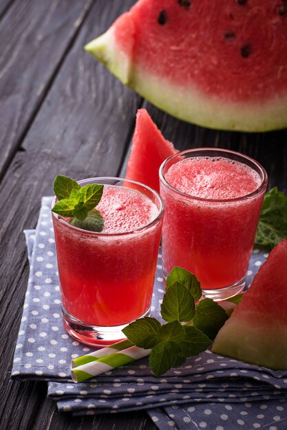 Gläser Wassermelone Smoothie mit Minze. Selektiver Fokus