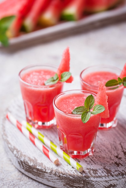 Gläser Wassermelone Smoothie mit Minze