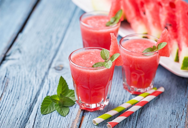 Gläser Wassermelone Smoothie mit Minze