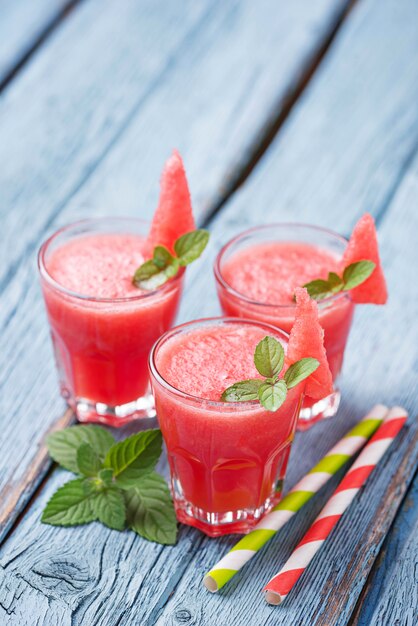 Gläser Wassermelone Smoothie mit Minze