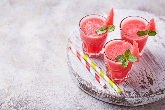 Gläser Wassermelone Smoothie mit Minze