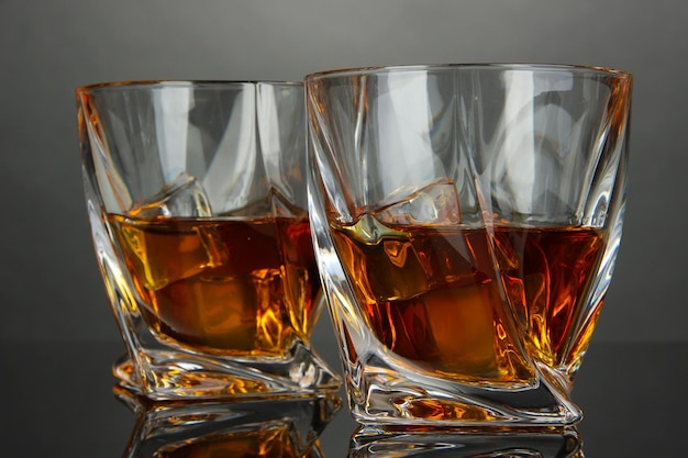 Gläser Whisky auf dunklem Hintergrund