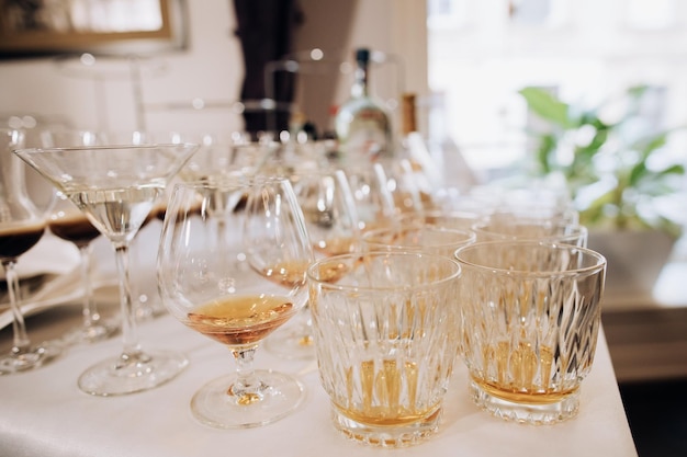 Gläser Whisky Cognac Scotch Martini auf dem Tisch auf der Hochzeitsfeier