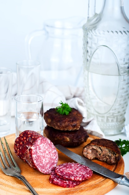 Gläser Wodka und Board mit Wurst